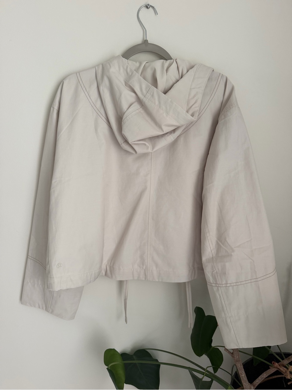 Lululemon Water-Resistant Cropped Hooded Jacket in Light Ivory/Sheer Oak - Picture 5 of 6
